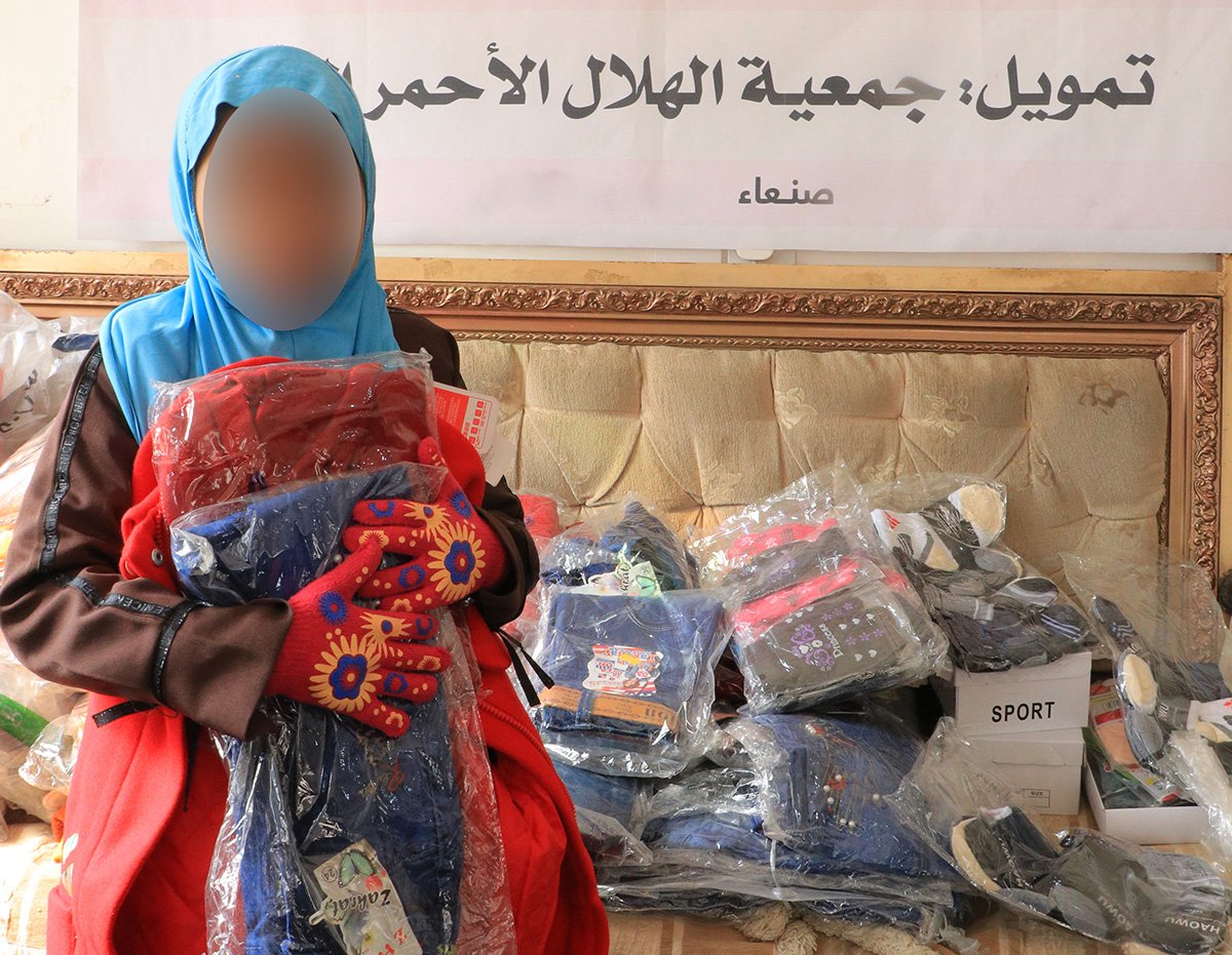 تمويل من الهلال الأحمر اليمني..مؤسسة الشفقة توزع ملابس لأطفال مرضى السرطان والفشل الكلوي