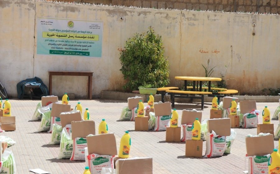 مؤسسة الشفقة  بالشراكة مع مؤسسة رُسل توزعان سلال غذائية