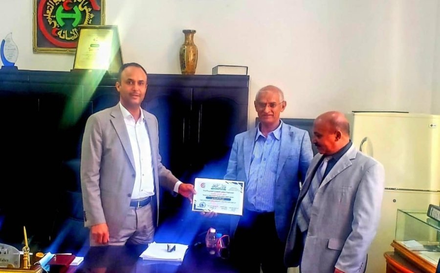 رئيس هيئة مستشفى الجمهوري يكرم مؤسسة الشفقة