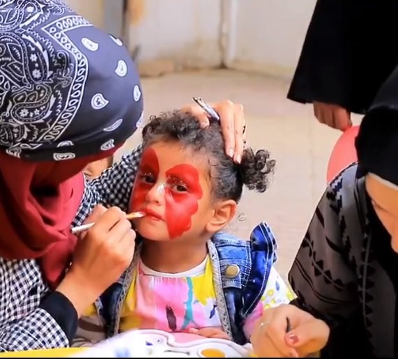 يبتسمون ويضحكون رغم آلامهم