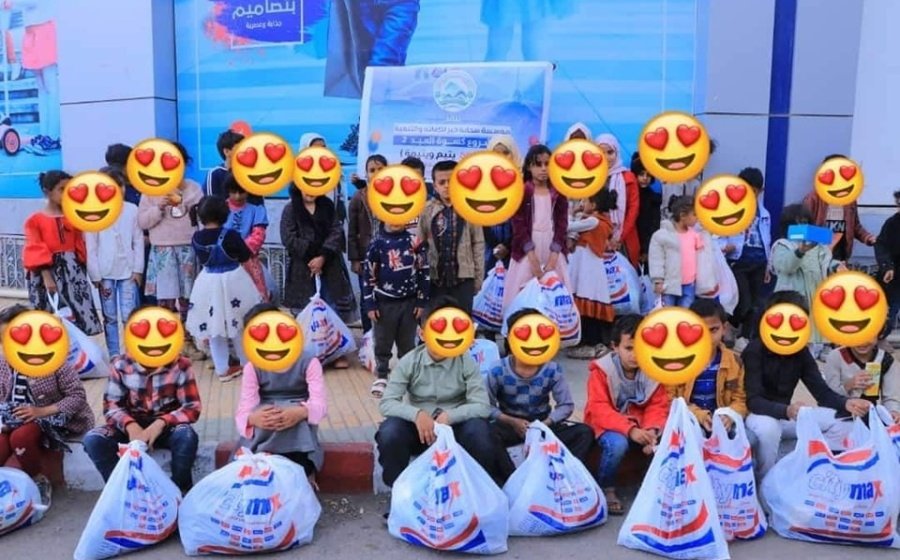 مؤسسة الشفقة توزع كسوة وملابس عيدية