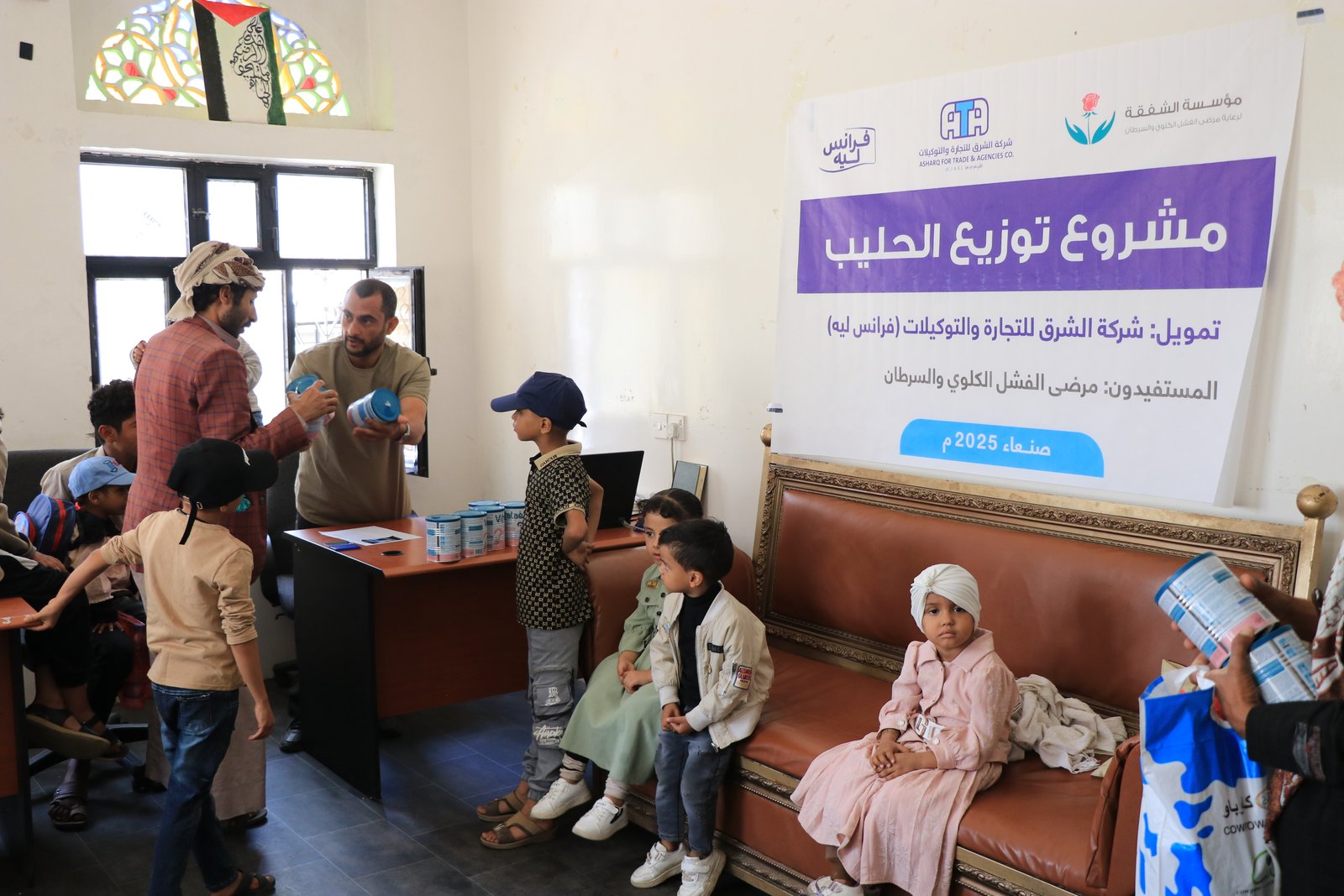 مشروع توزيع حليب للأطفال من مرضى السرطان. 