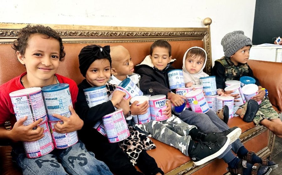 مؤسسة الشفقة توزع حليب للأطفال من مرضى السرطان 