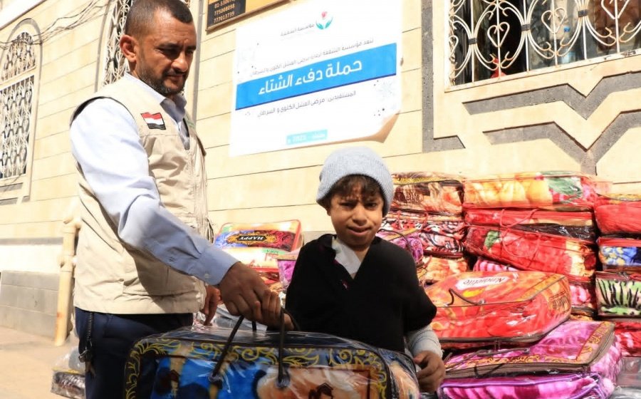 مؤسسة الشفقة تنفذ مشروع دفء الشتاء لعدد١٠٠أسرة 